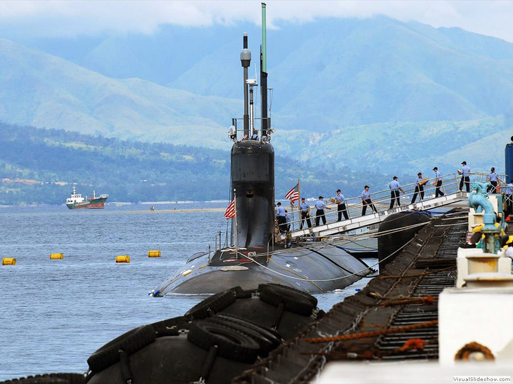 USS Connecticut (SSN-22)  load stores in the Philippines during 2007