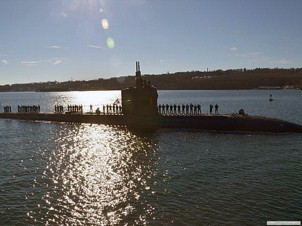 USS Dallas (SSN-700) manning the rails